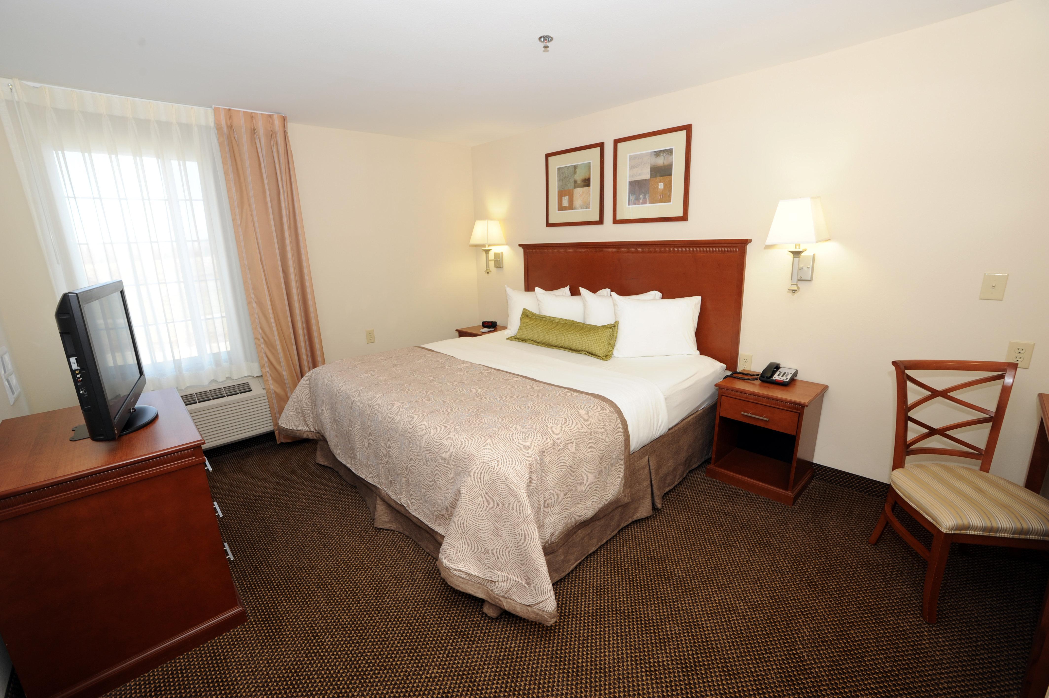 แคนเดิ้ลวูด สวีท แรดคลิฟ - ฟอร์ตน็อกซ์ Hotel Radcliff ภายนอก รูปภาพ