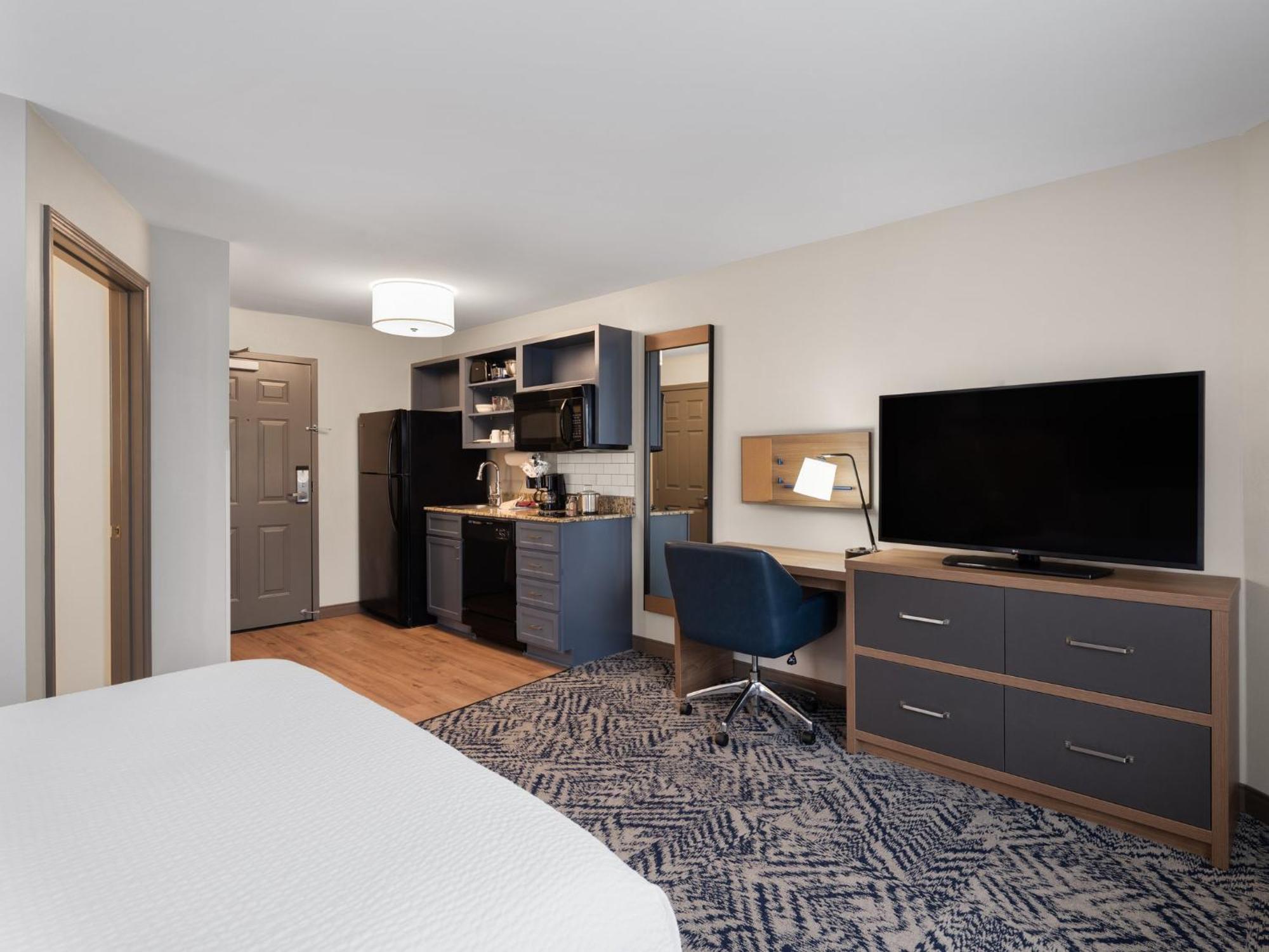 แคนเดิ้ลวูด สวีท แรดคลิฟ - ฟอร์ตน็อกซ์ Hotel Radcliff ภายนอก รูปภาพ